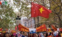 Komunitas orang Vietnam di banyak negara mengadakan rapat umum untuk memprotes tindakan Tiongkok